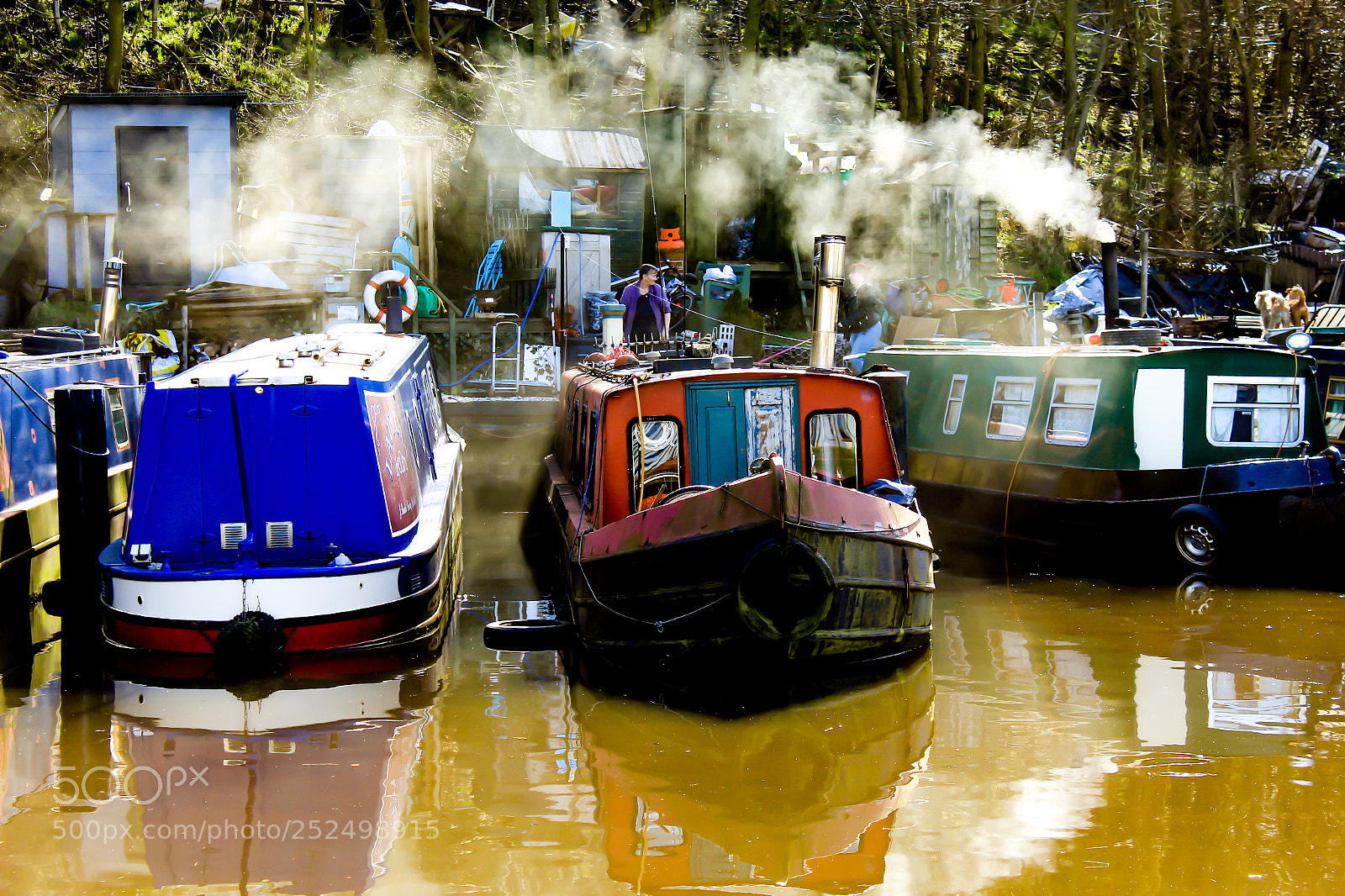 Canon EOS 1300D (EOS Rebel T6 / EOS Kiss X80) sample photo. Boat with smoke photography