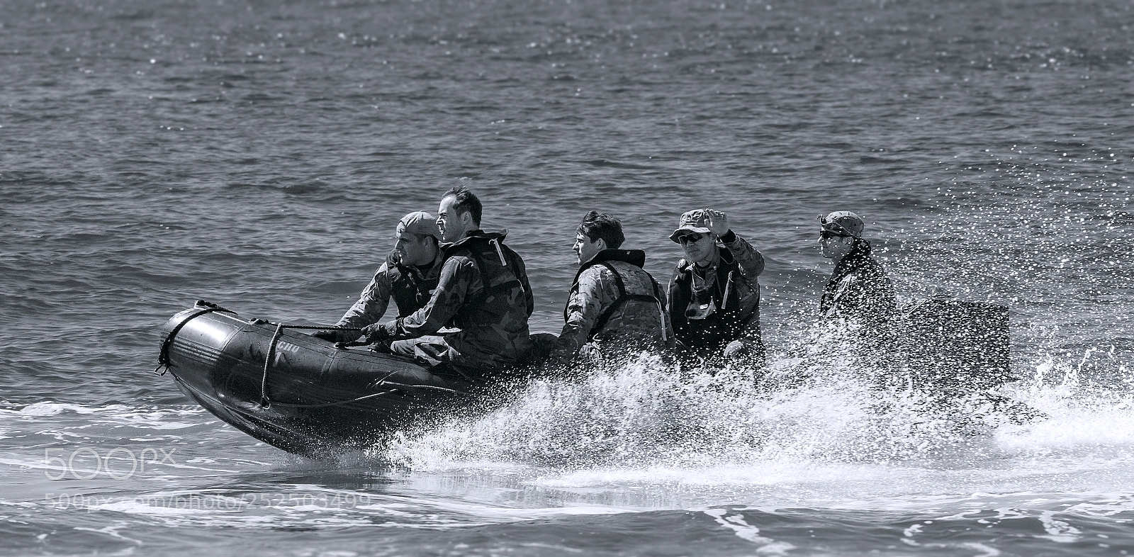 Canon EOS 5DS sample photo. Motoring the bay photography