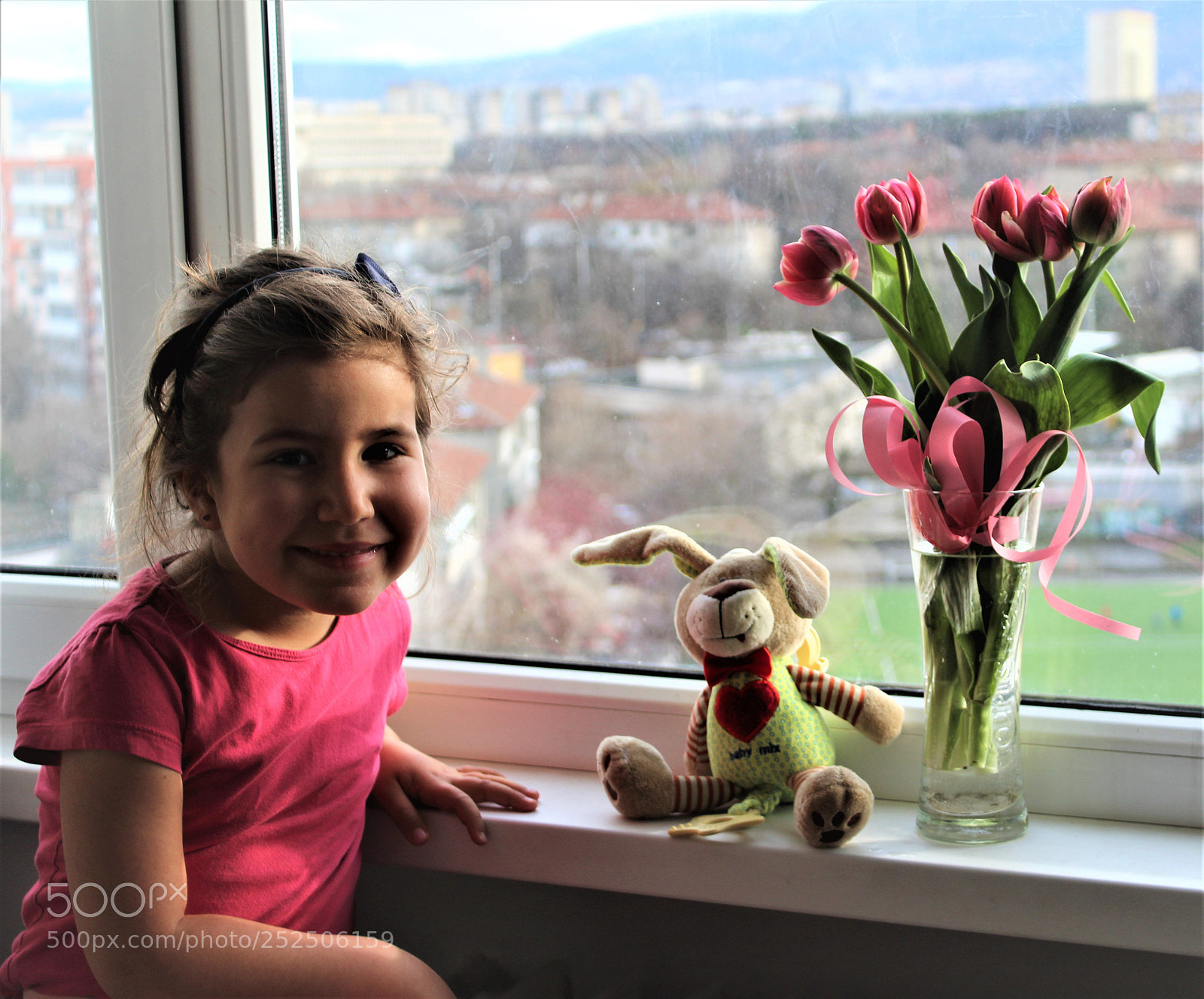 Canon EOS 1300D (EOS Rebel T6 / EOS Kiss X80) sample photo. Smiles and flowers photography