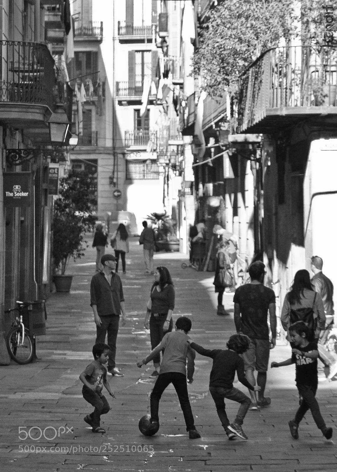 Canon EOS 60D sample photo. La balle au centre photography