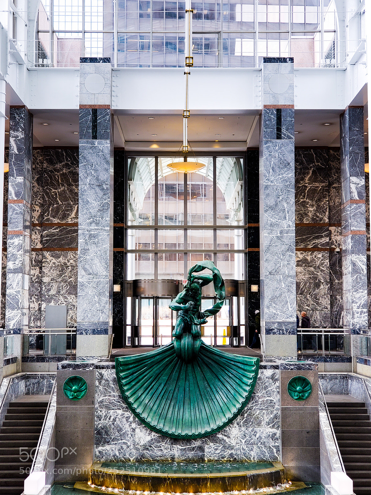 Samsung Galaxy S9+ sample photo. Sculptures in buildings photography