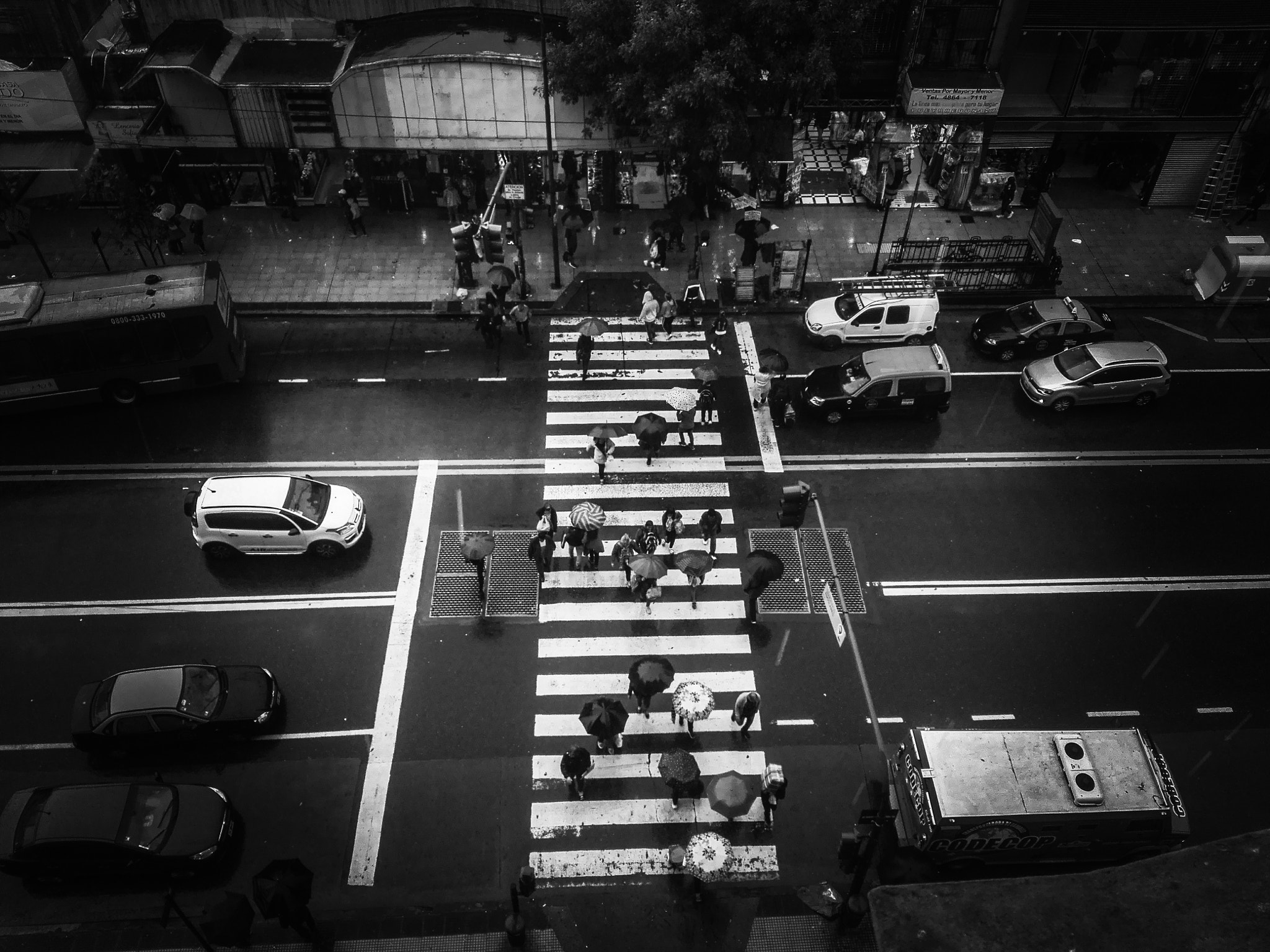 HUAWEI Y6II sample photo. Crossing the street in the rain photography