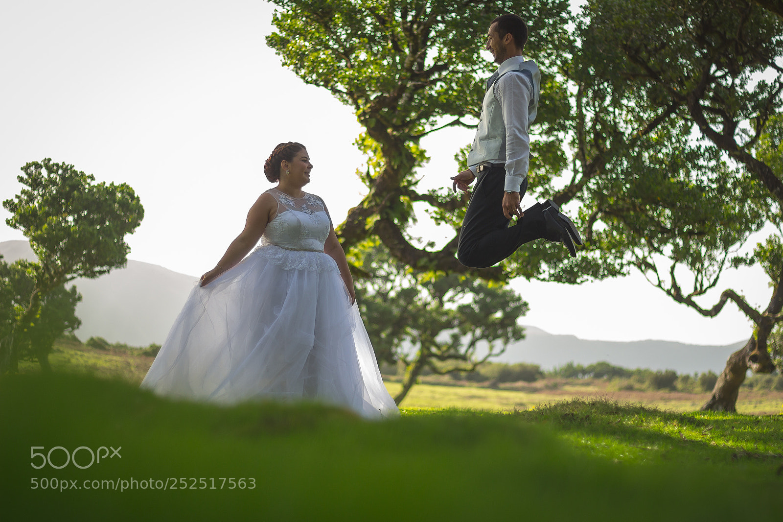 Canon EOS 700D (EOS Rebel T5i / EOS Kiss X7i) sample photo. Wedding jump photography