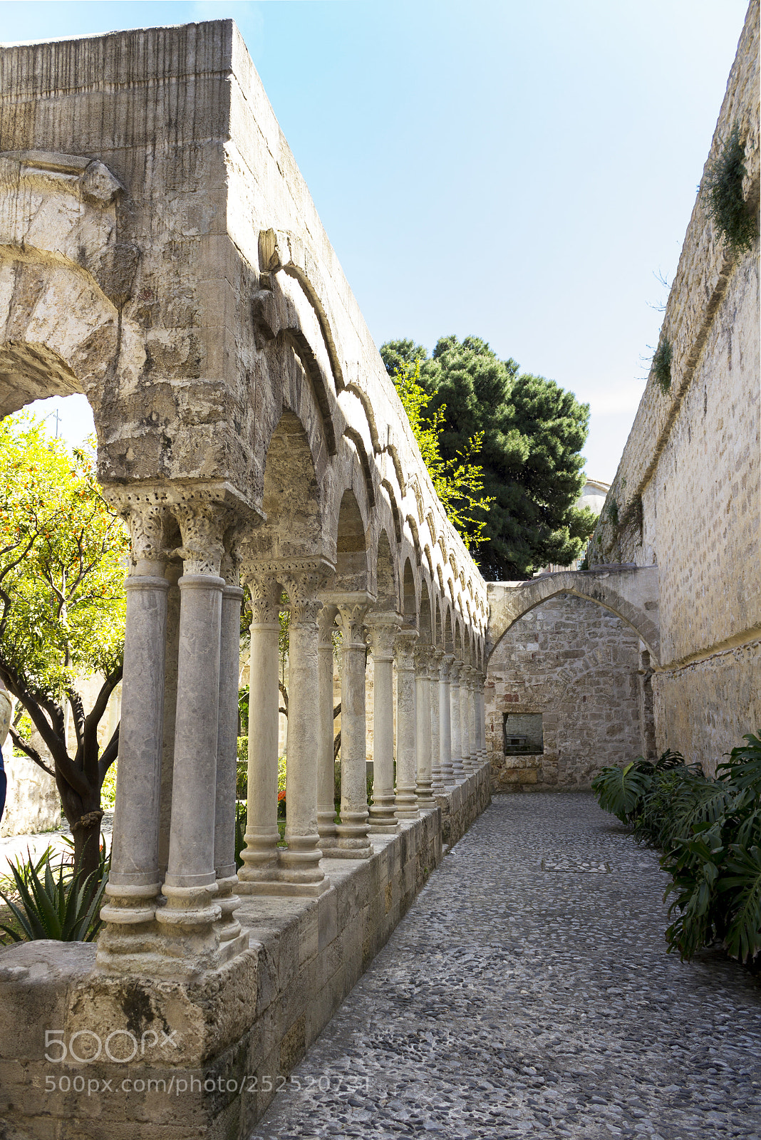 Canon EOS 600D (Rebel EOS T3i / EOS Kiss X5) sample photo. Medieval church photography