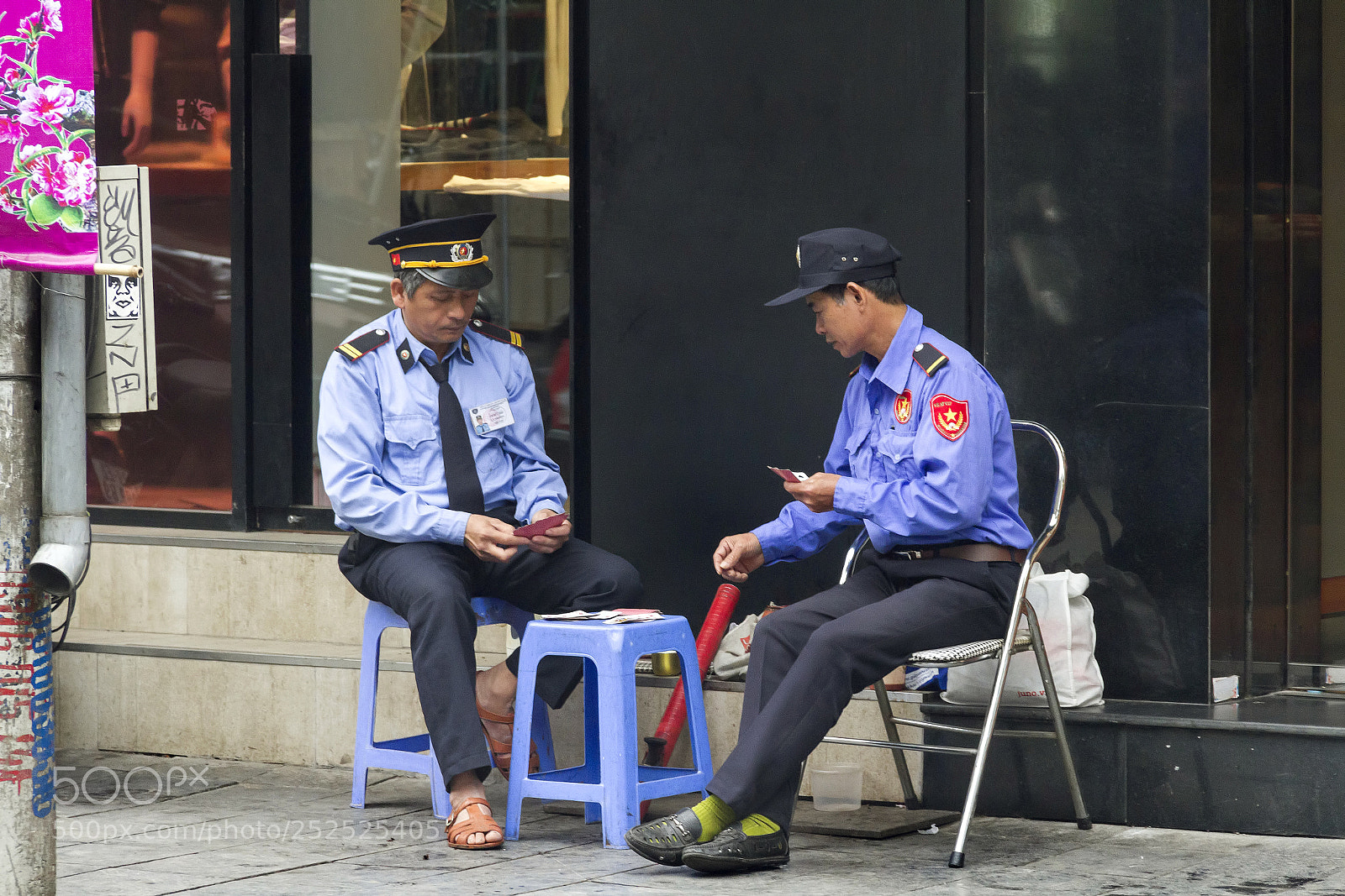 Canon EOS 7D sample photo. Street security. hanoi photography