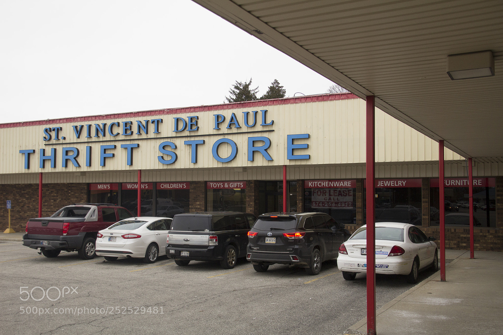 Canon EOS 1200D (EOS Rebel T5 / EOS Kiss X70 / EOS Hi) sample photo. Stopping at the thrift photography