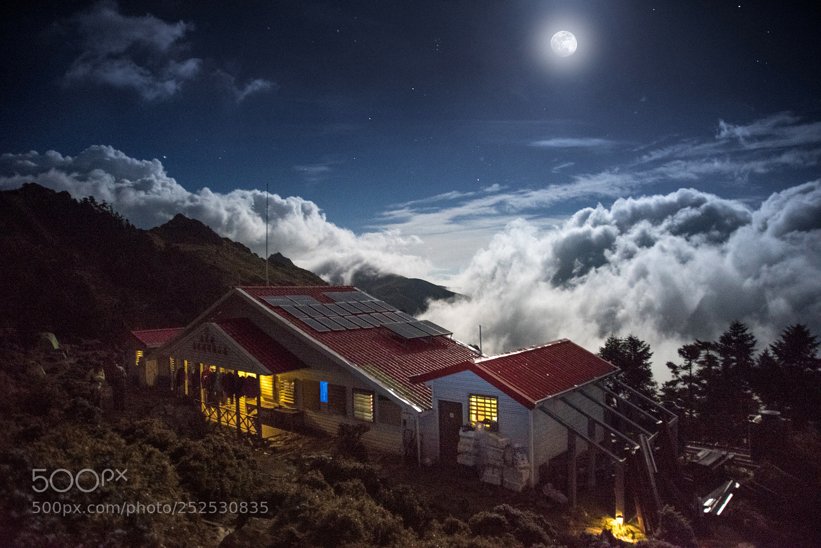Nikon D810 sample photo. 嘉明湖避難山屋月光雲海 photography