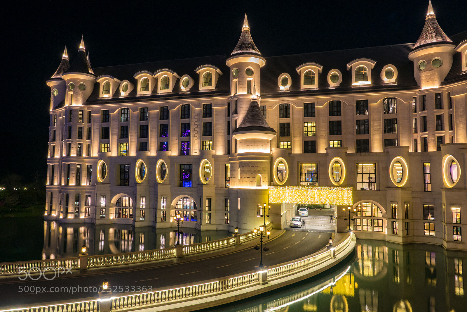 Sony Cyber-shot DSC-RX10 III sample photo. Hello kitty land hotel photography