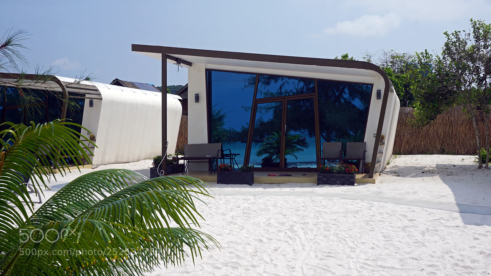 Sony a6000 sample photo. Beach huts on koh photography