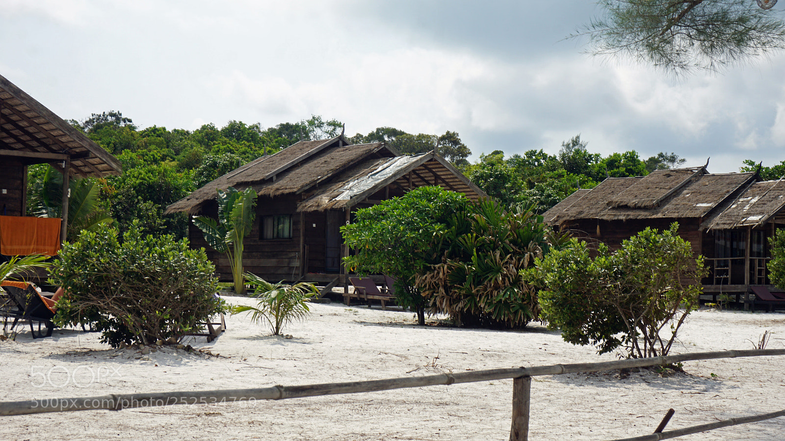 Sony a6000 sample photo. Beach huts on koh photography