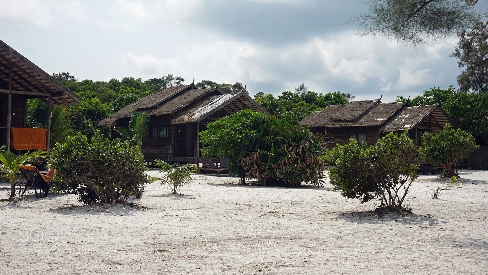 Sony a6000 sample photo. Beach huts on koh photography
