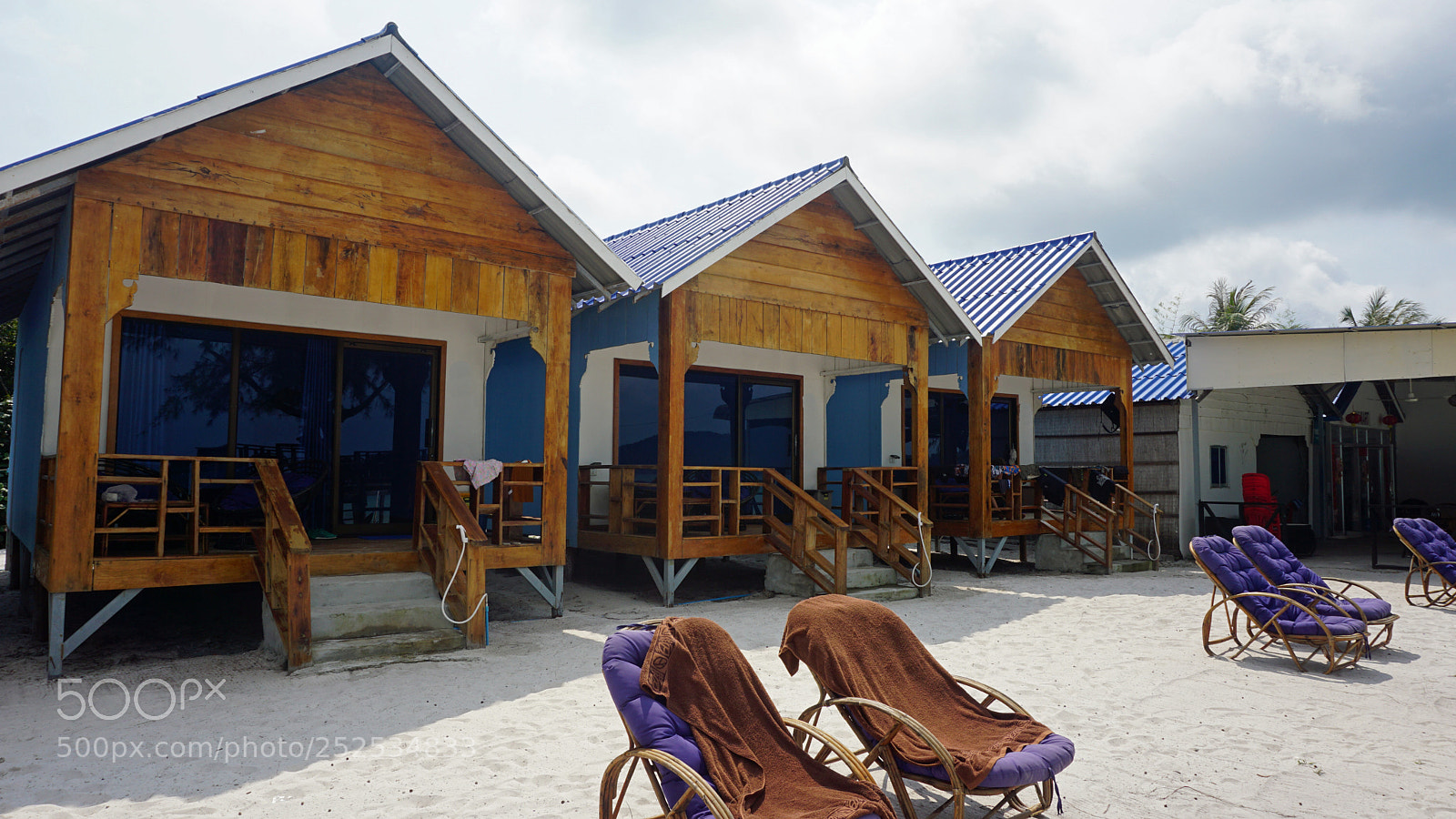 Sony a6000 sample photo. Beach huts on koh photography