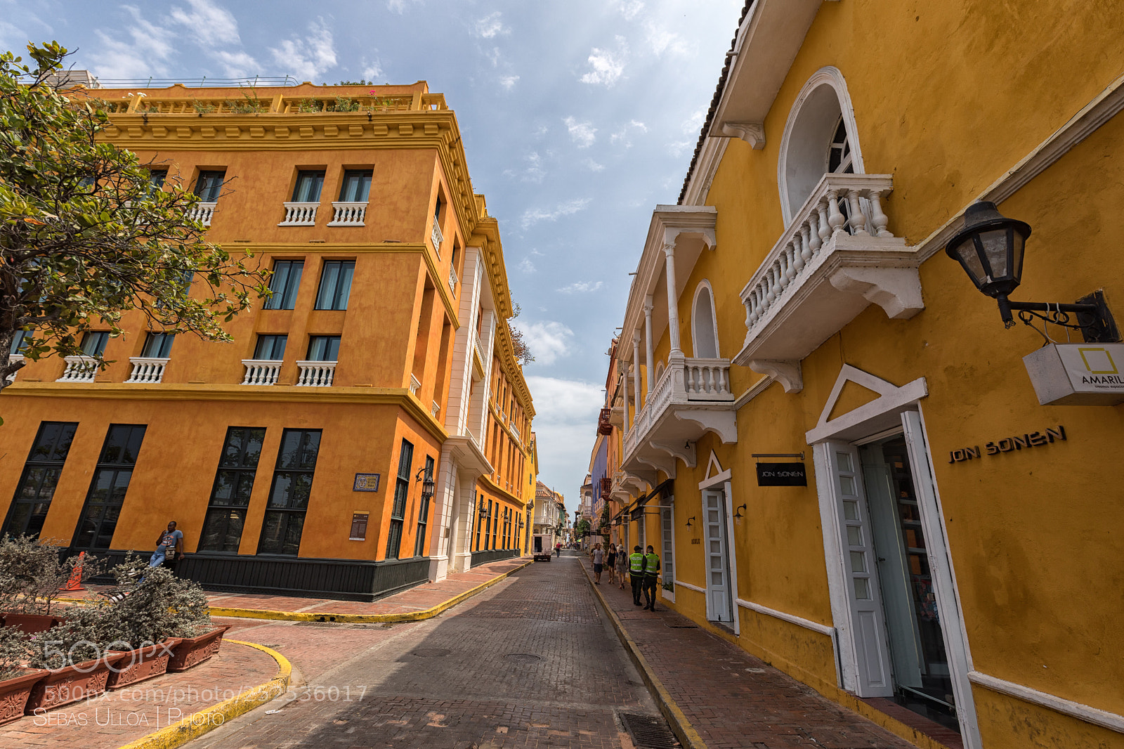 Canon EOS 5D Mark IV sample photo. Yellow buildings photography