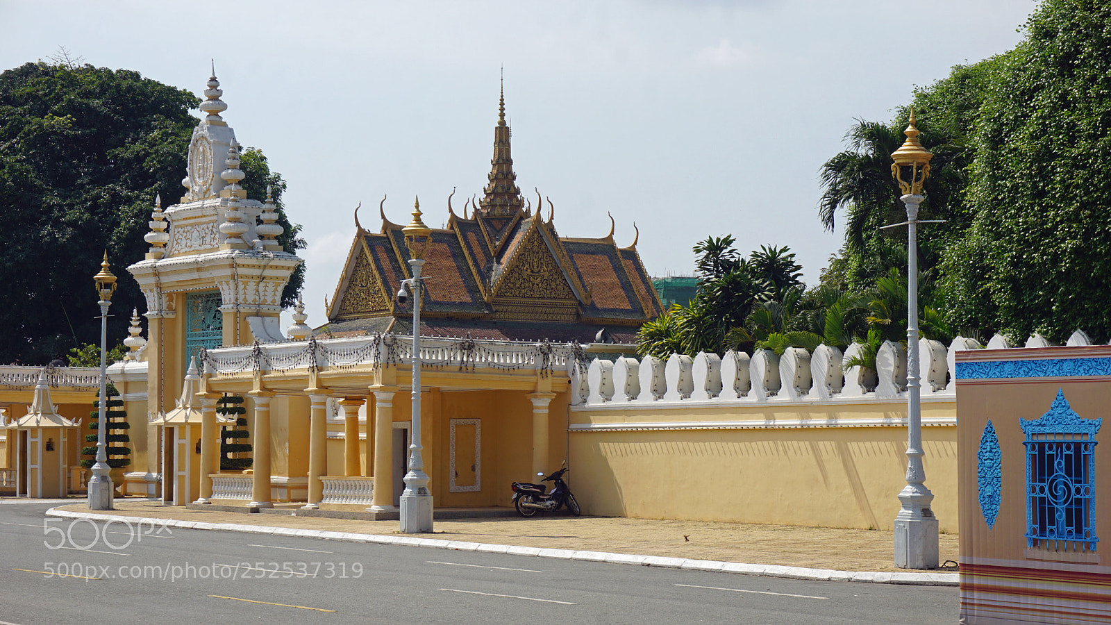 Sony a6000 sample photo. Phnom penh temple photography