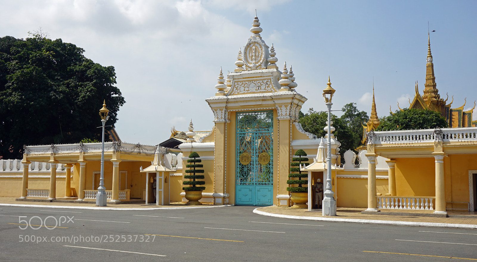 Sony a6000 sample photo. Phnom penh temple photography