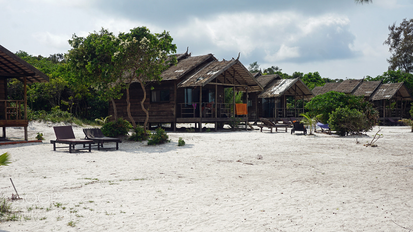 Sony a6000 sample photo. Beach huts on koh photography