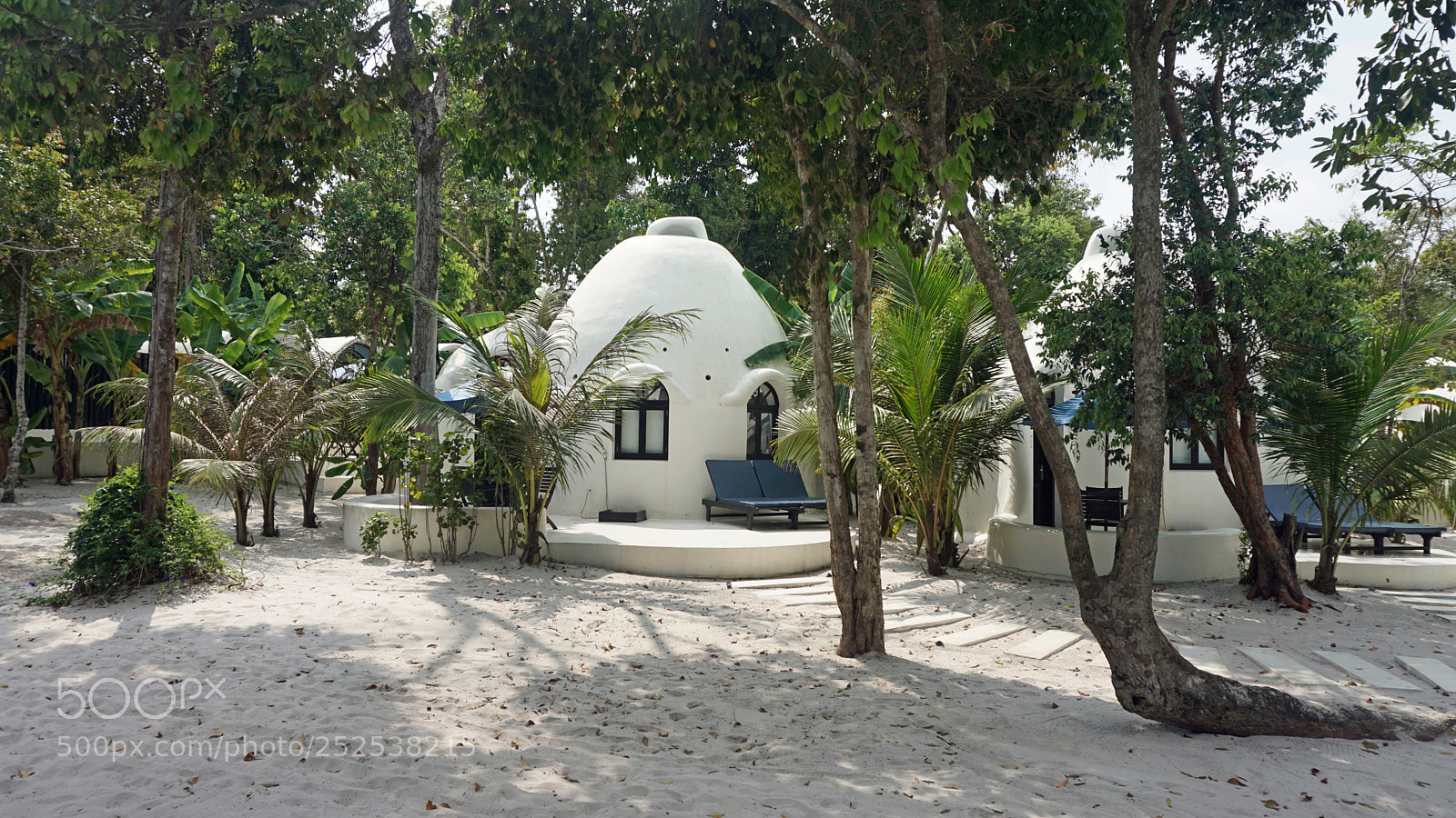 Sony a6000 sample photo. Beach huts on koh photography