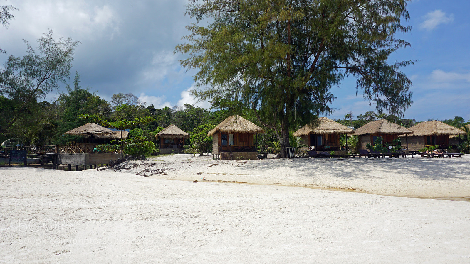 Sony a6000 sample photo. Beach huts on koh photography