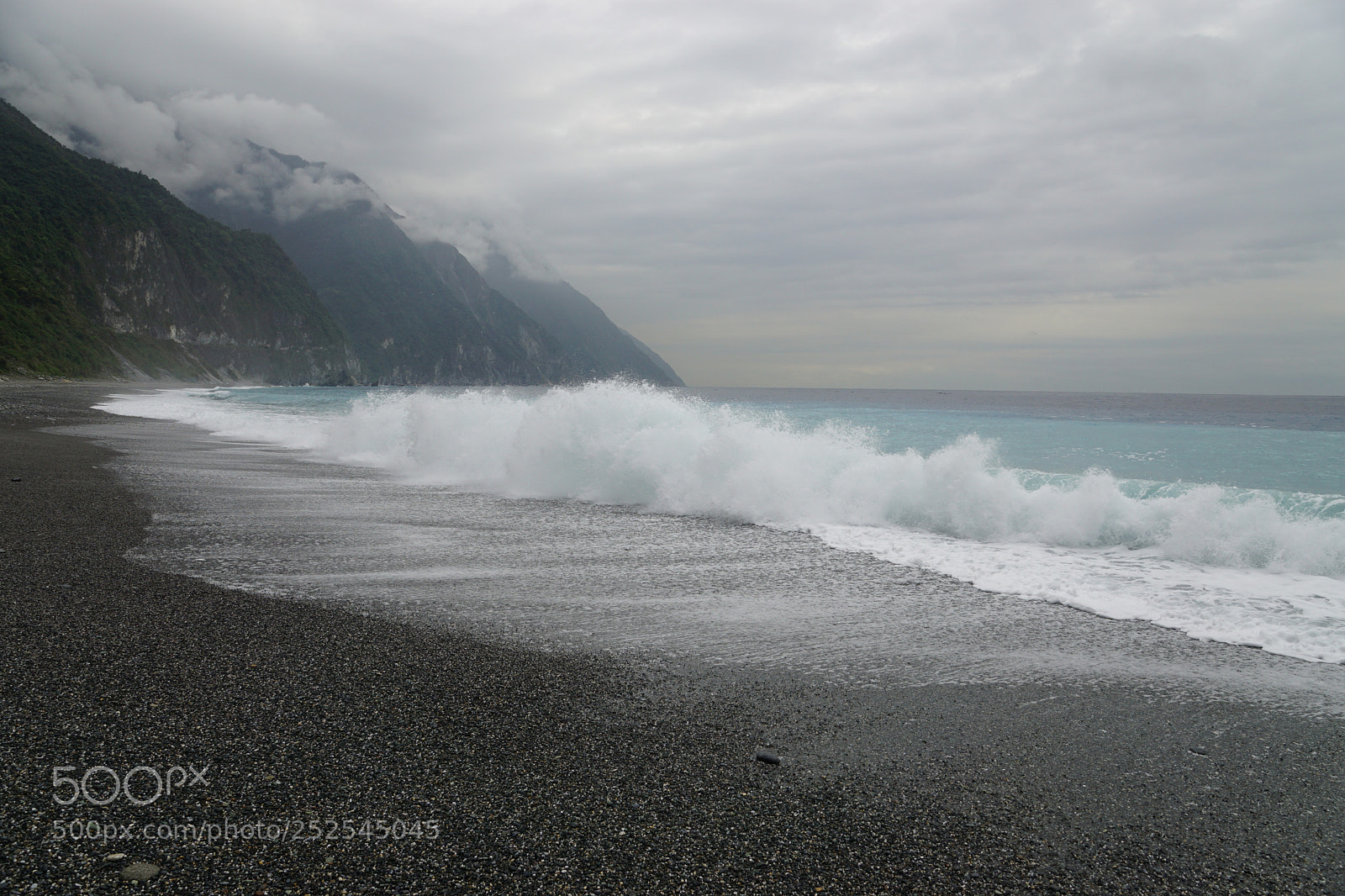 Sony DT 16-50mm F2.8 SSM sample photo. Wave of snow photography
