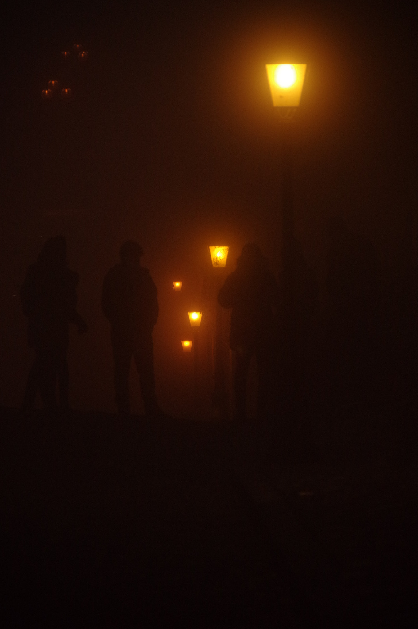 Pentax K-3 II + Pentax smc DA 18-270mm F3.5-6.3 ED SDM sample photo. Yellow night shadows photography