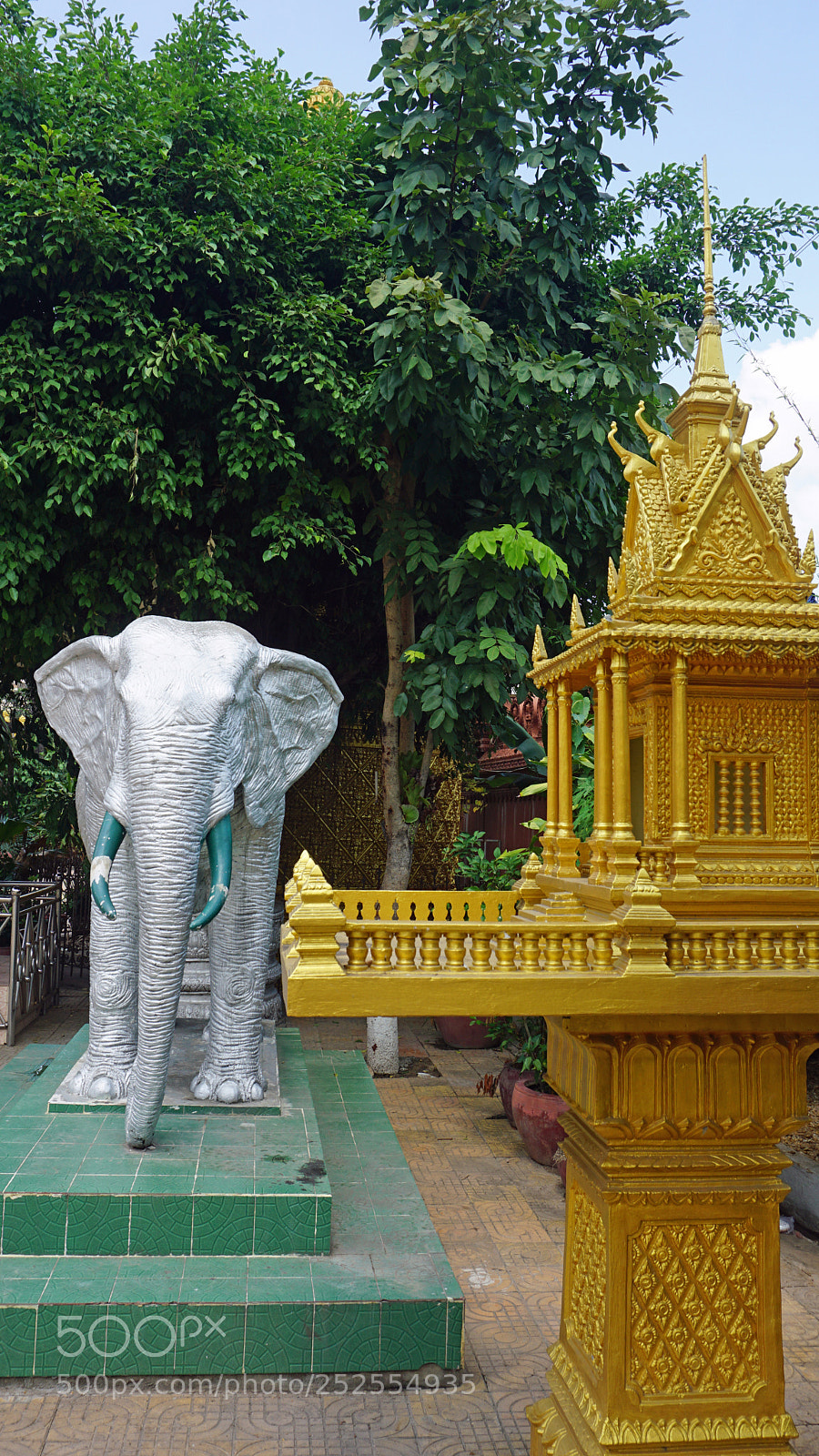 Sony a6000 sample photo. Phnom penh temple photography