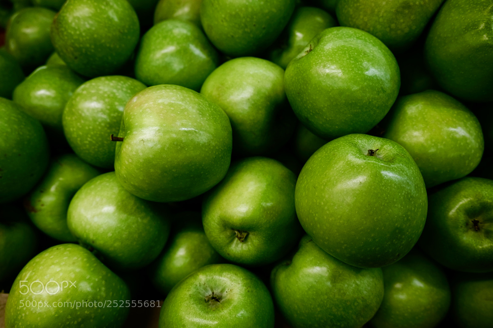 Fujifilm X-T20 sample photo. Green apples in store photography