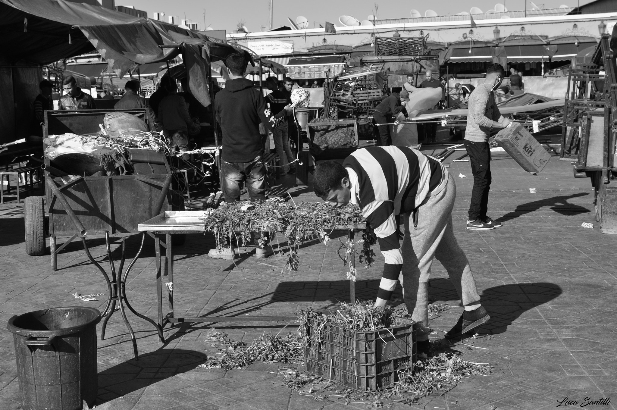 Sigma 17-70mm F2.8-4 DC Macro OS HSM | C sample photo. Ragazzo in piazza jemaa el fna photography