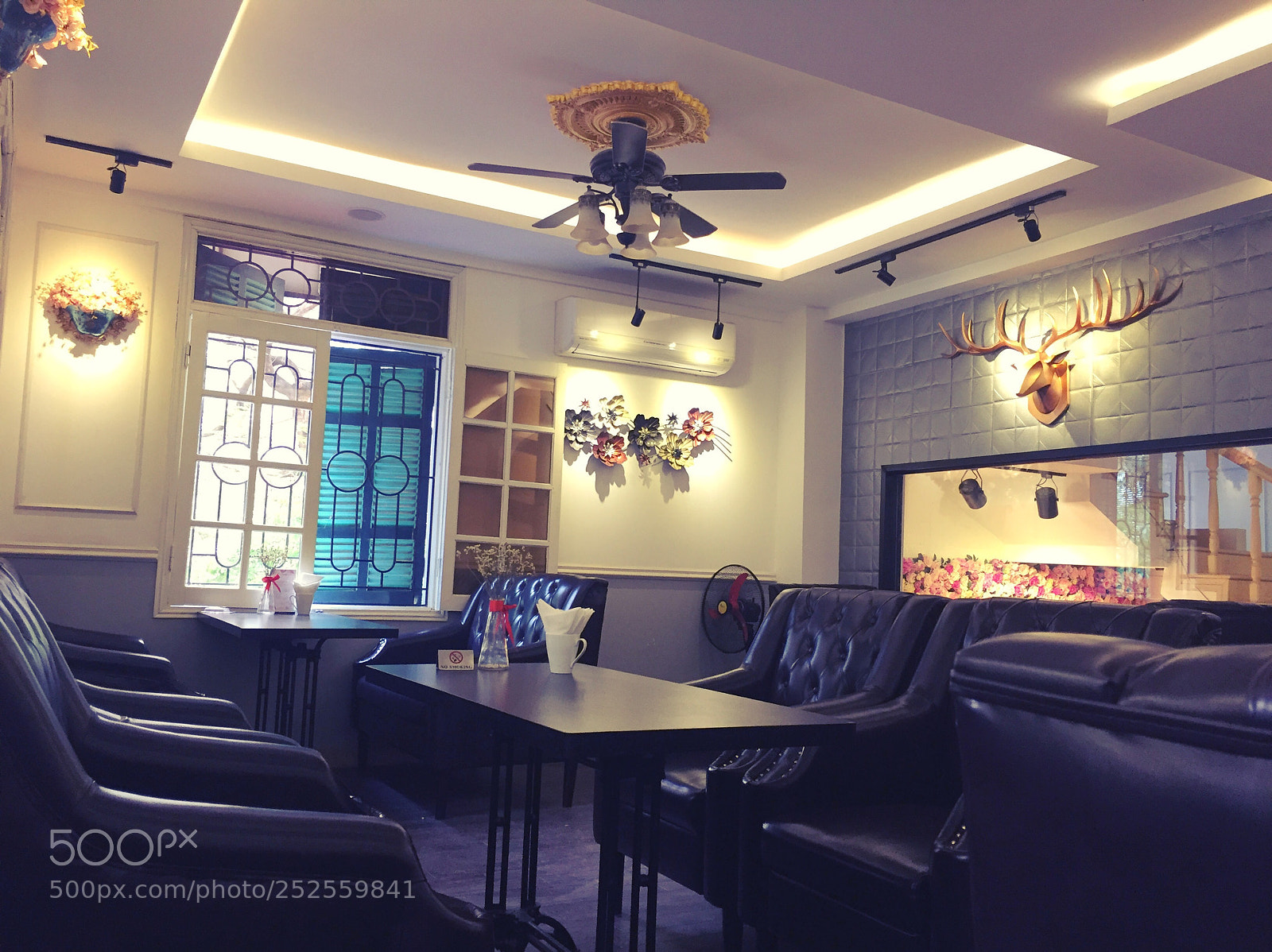 Apple iPhone 6 sample photo. Cafe de paris photography