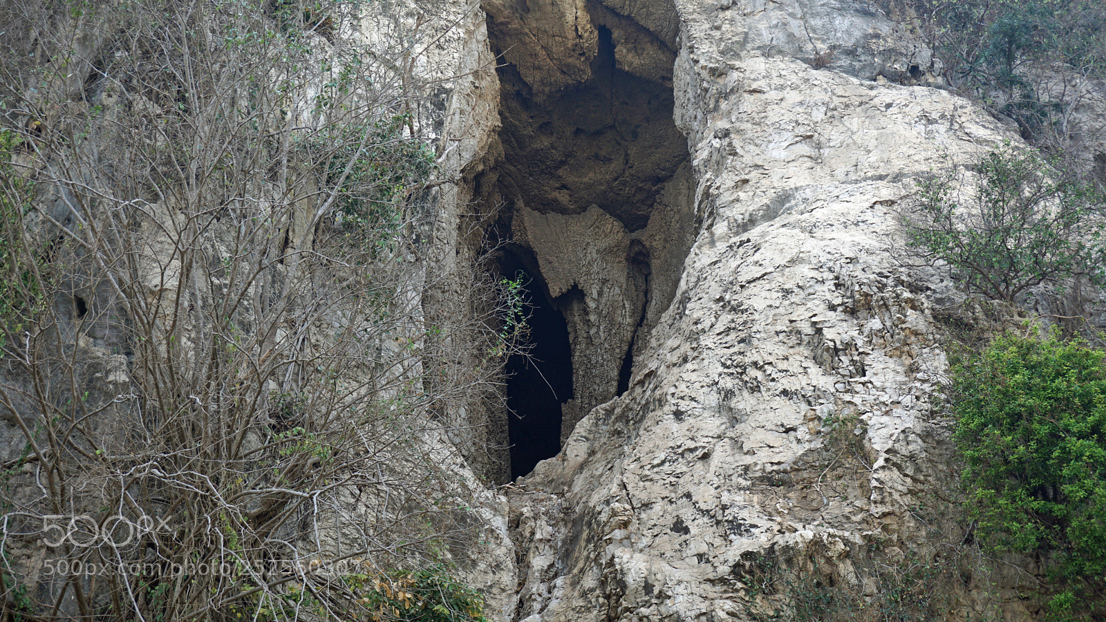 Sony a6000 sample photo. Phnom sampeau bat cave photography