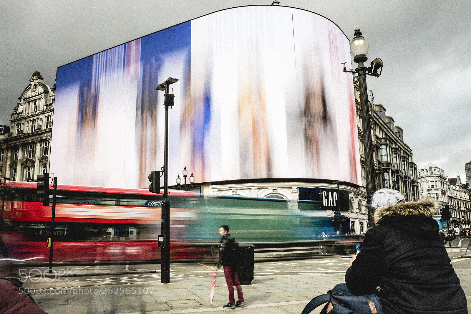 Canon EOS 700D (EOS Rebel T5i / EOS Kiss X7i) sample photo. Moving pictures at piccadilly photography