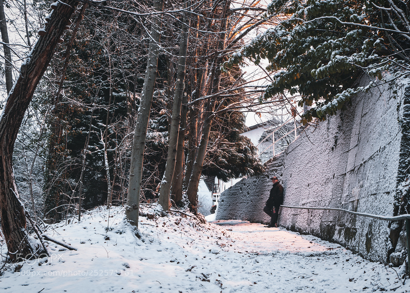 Panasonic Lumix DMC-GX85 (Lumix DMC-GX80 / Lumix DMC-GX7 Mark II) sample photo. Urban people: snow man photography
