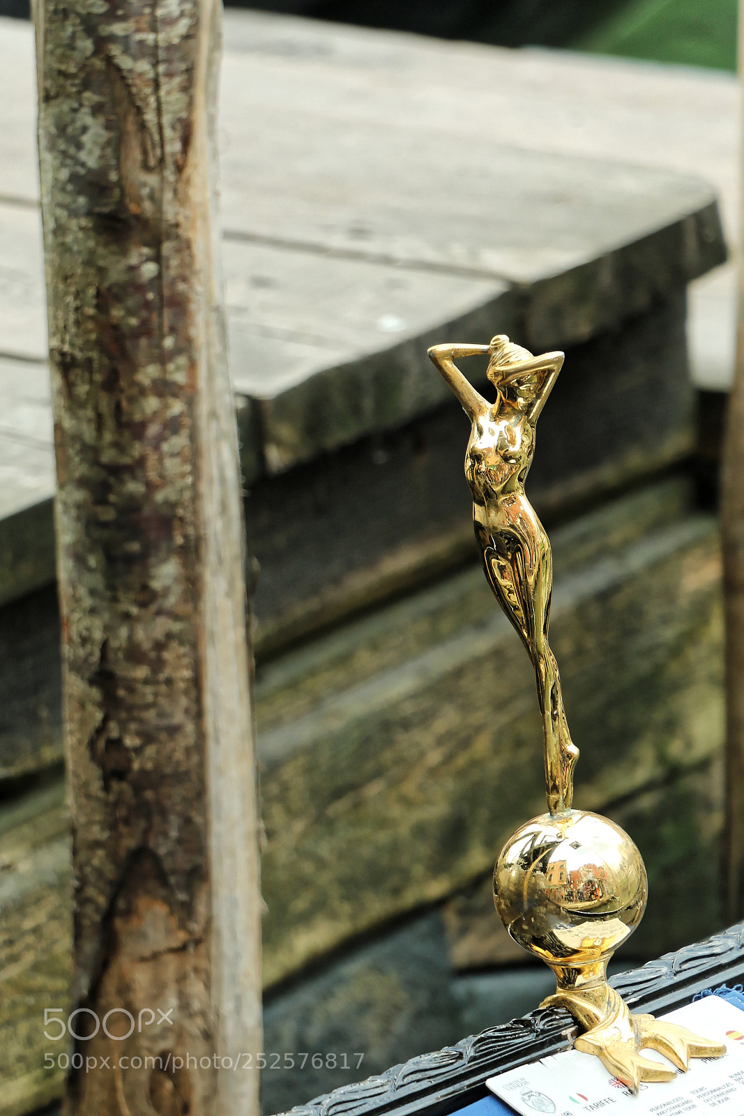 Canon EOS 70D sample photo. Gondola statuette photography