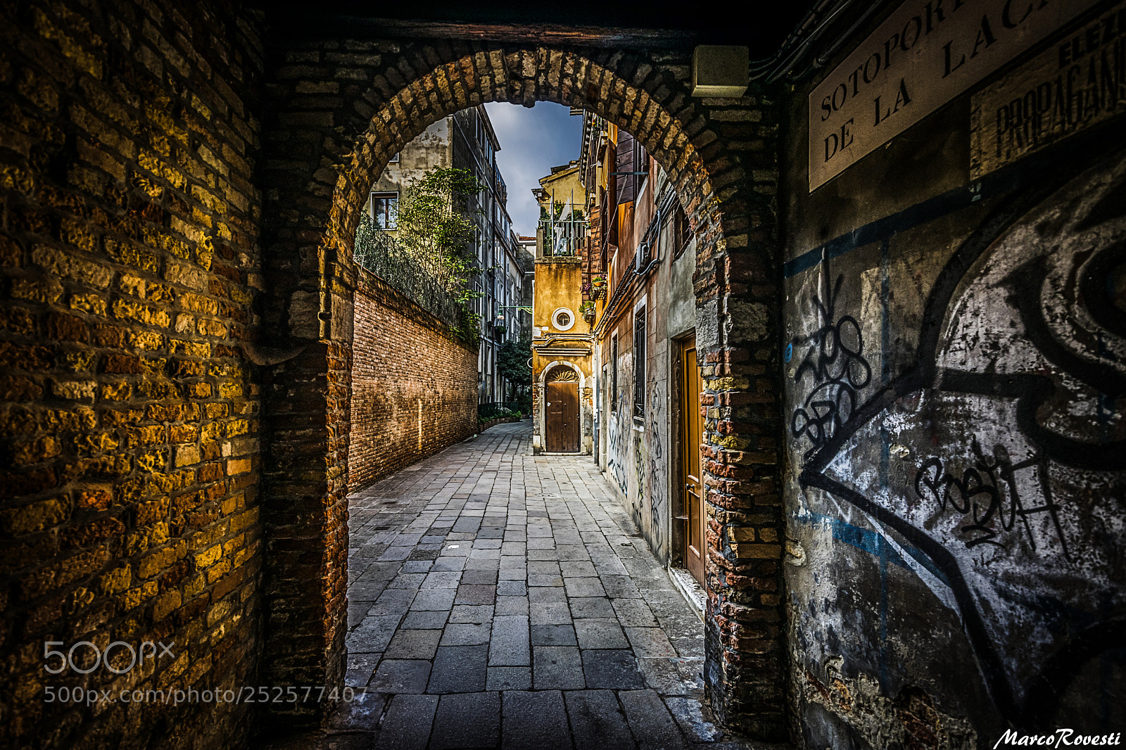 Nikon D3300 sample photo. Sotoportego (venice) photography