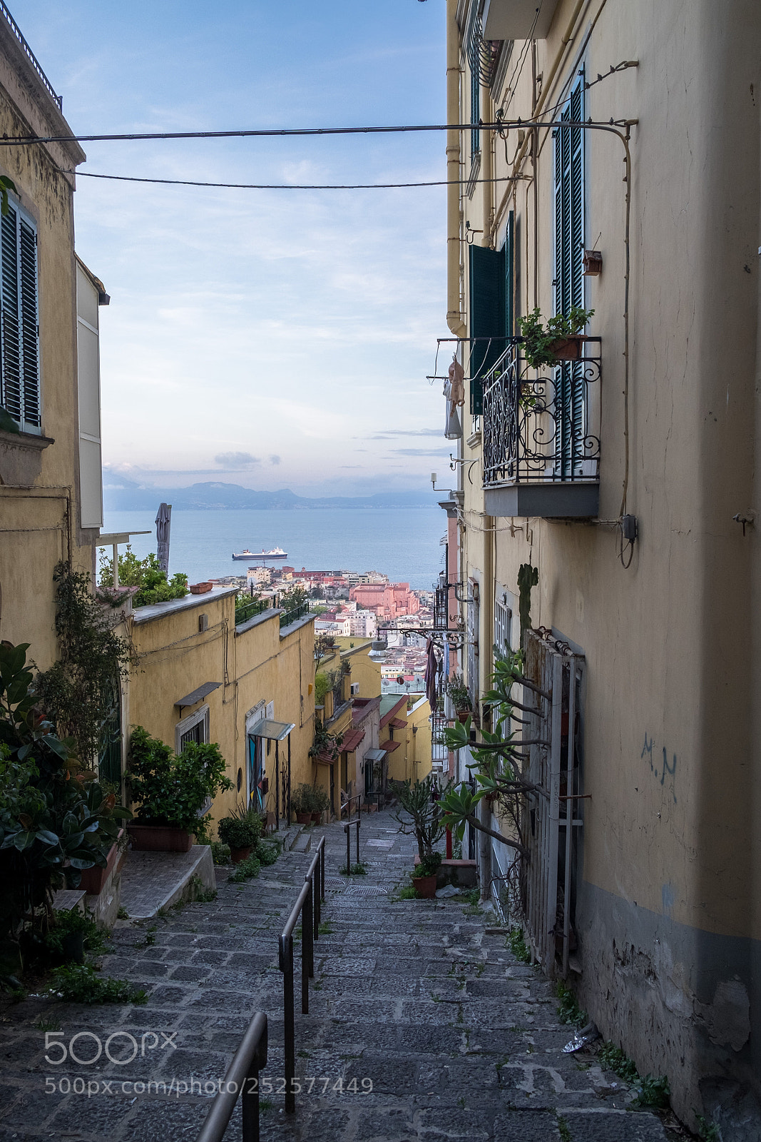 Fujifilm X-T1 sample photo. J'attends en bas photography