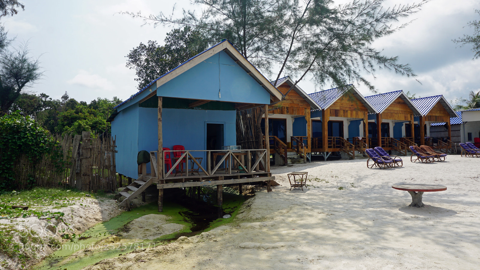 Sony a6000 sample photo. Beach huts on koh photography