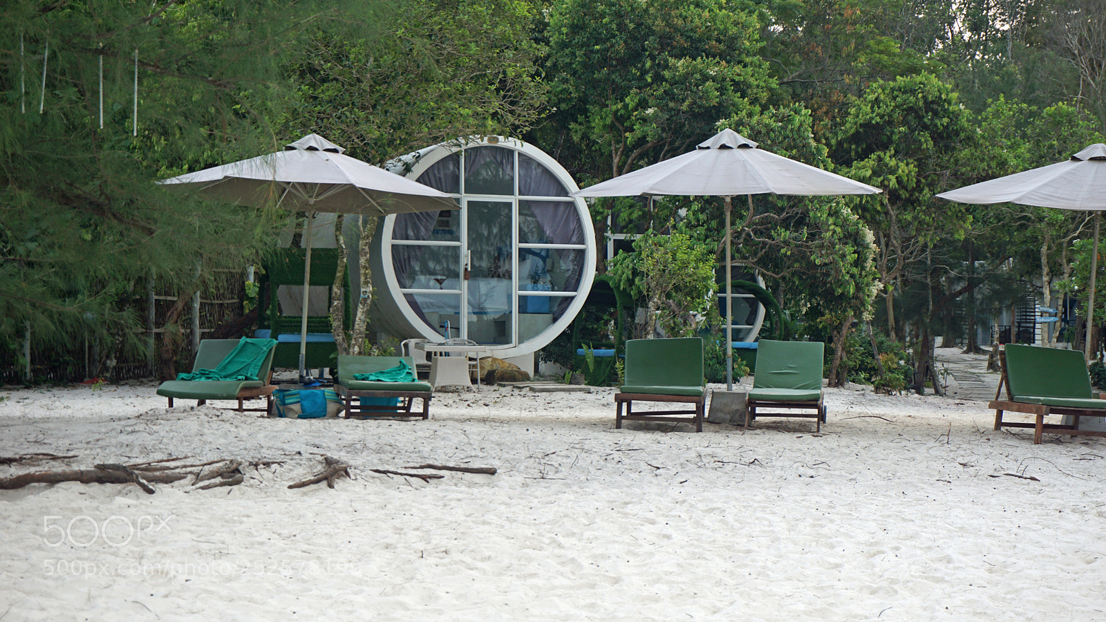 Sony a6000 sample photo. Beach huts on koh photography