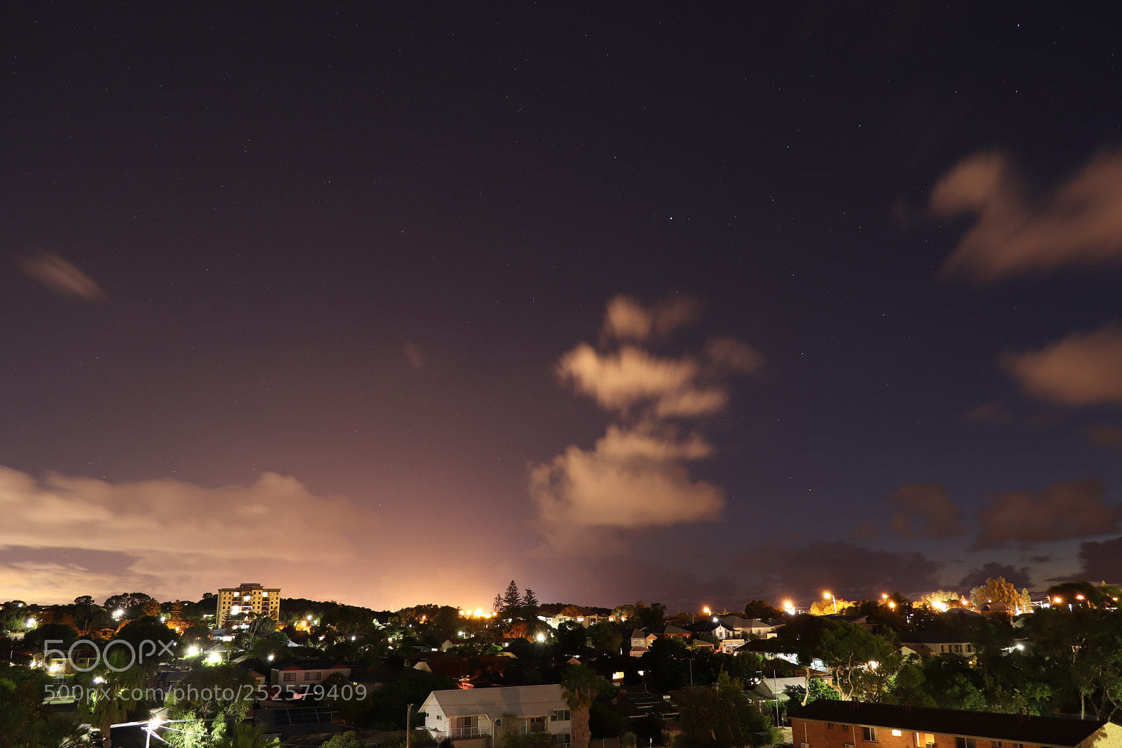 Canon EOS 200D (EOS Rebel SL2 / EOS Kiss X9) sample photo. Stars behind the light photography