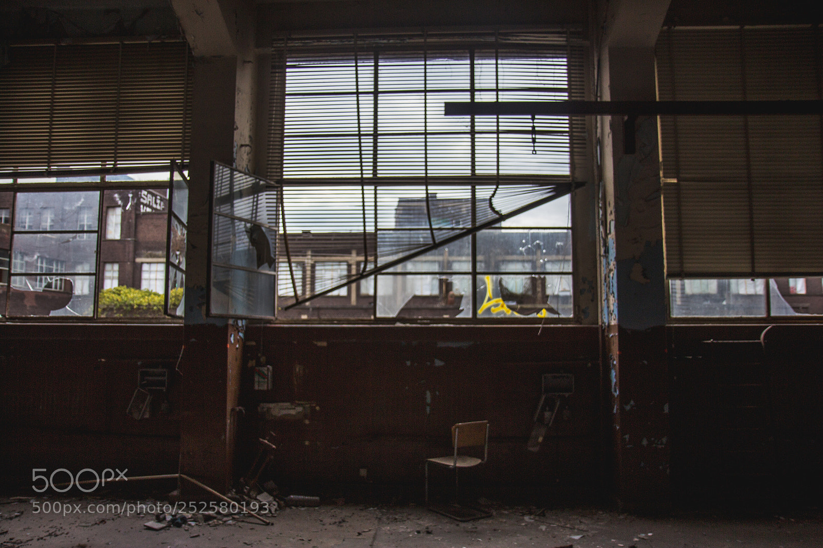 Canon EOS 600D (Rebel EOS T3i / EOS Kiss X5) sample photo. Window photography