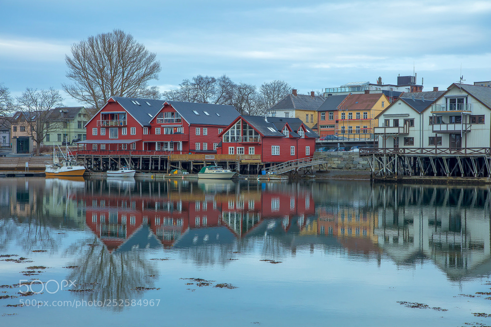 Canon EOS 5DS R sample photo. April in town photography