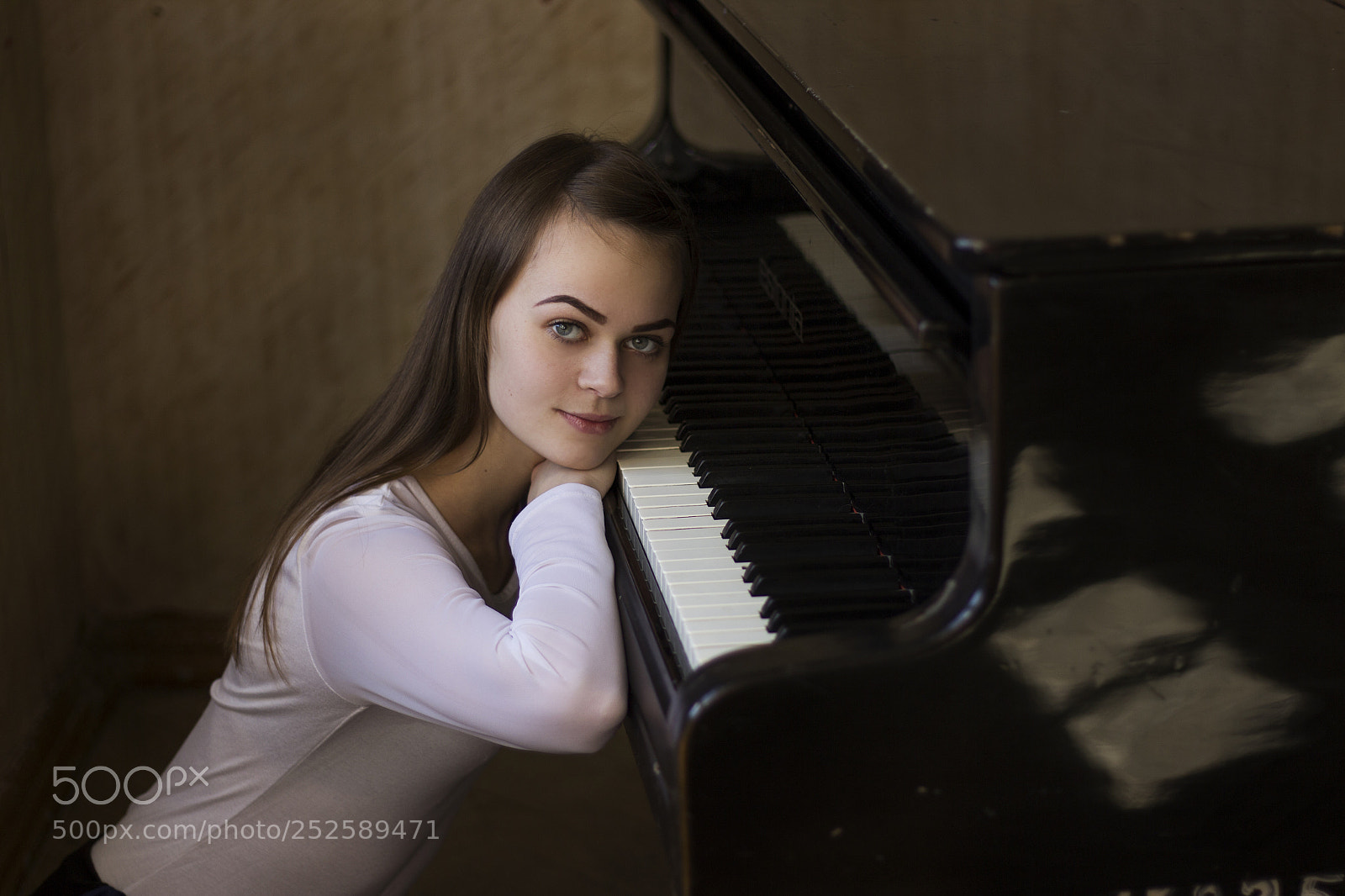 Canon EOS 600D (Rebel EOS T3i / EOS Kiss X5) sample photo. Pianist photography
