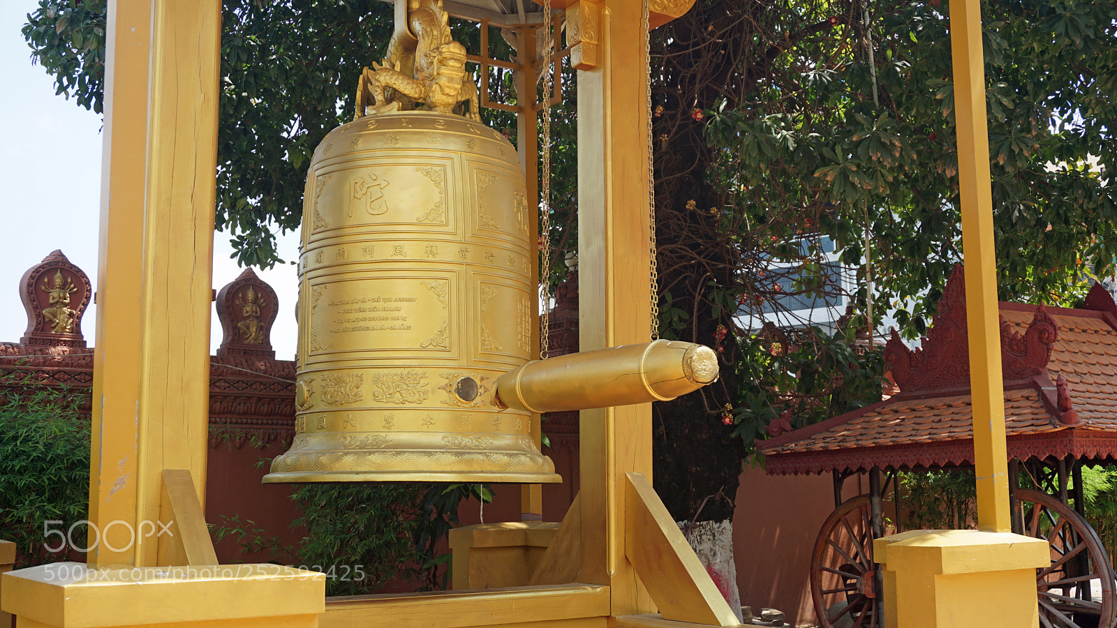 Sony a6000 sample photo. Phnom penh temple photography