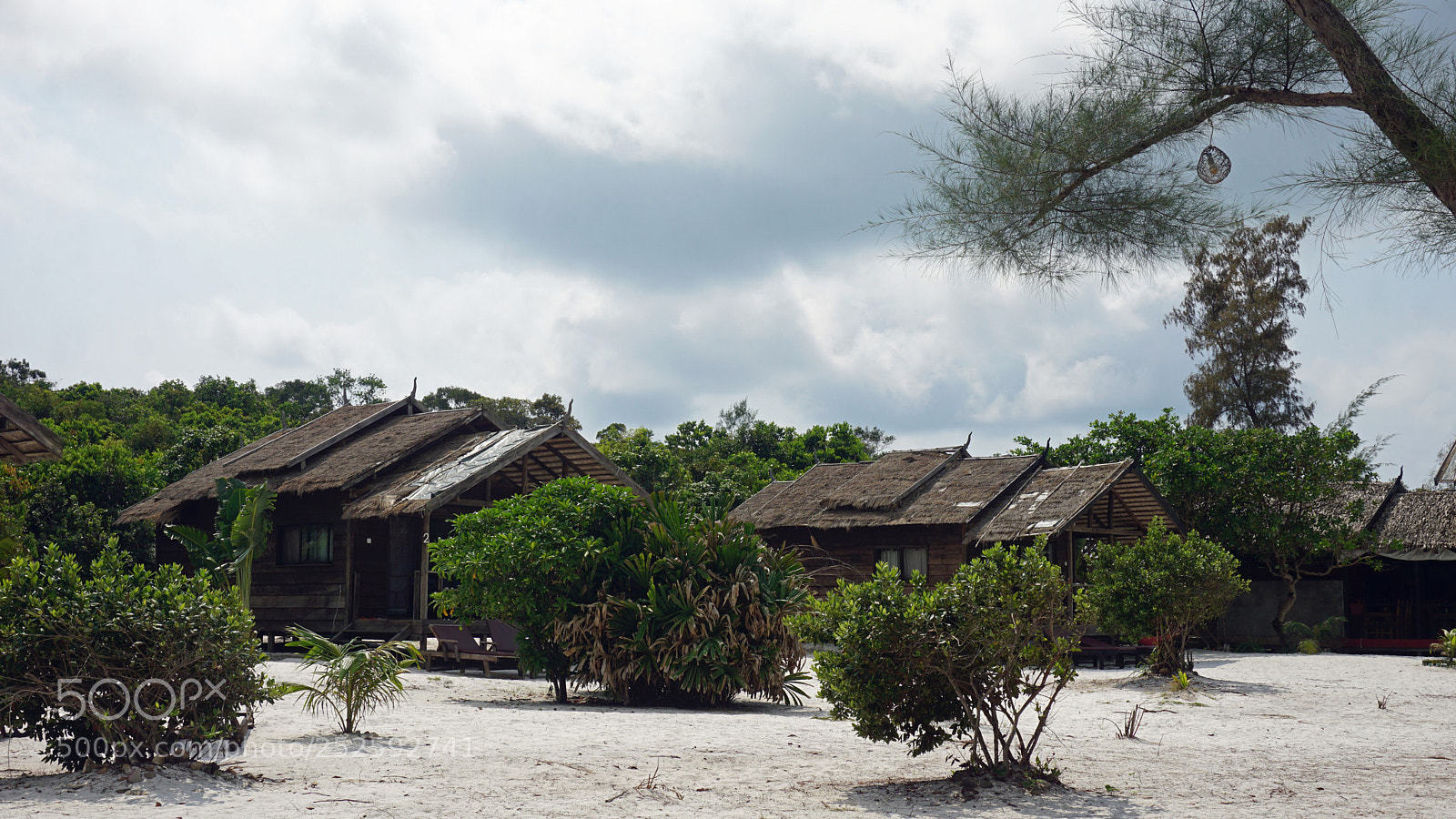 Sony a6000 sample photo. Beach huts on koh photography