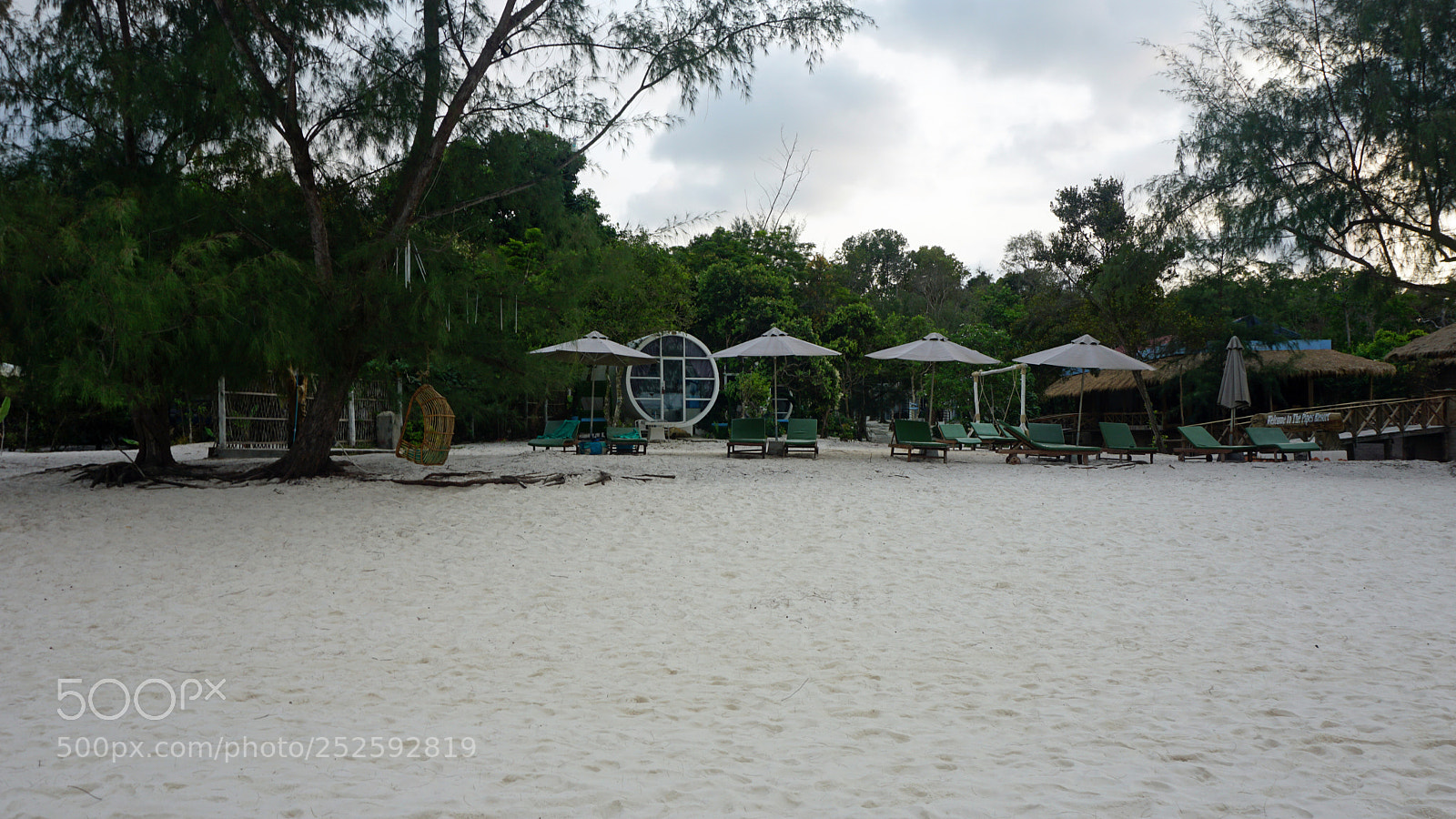 Sony a6000 sample photo. Beach huts on koh photography