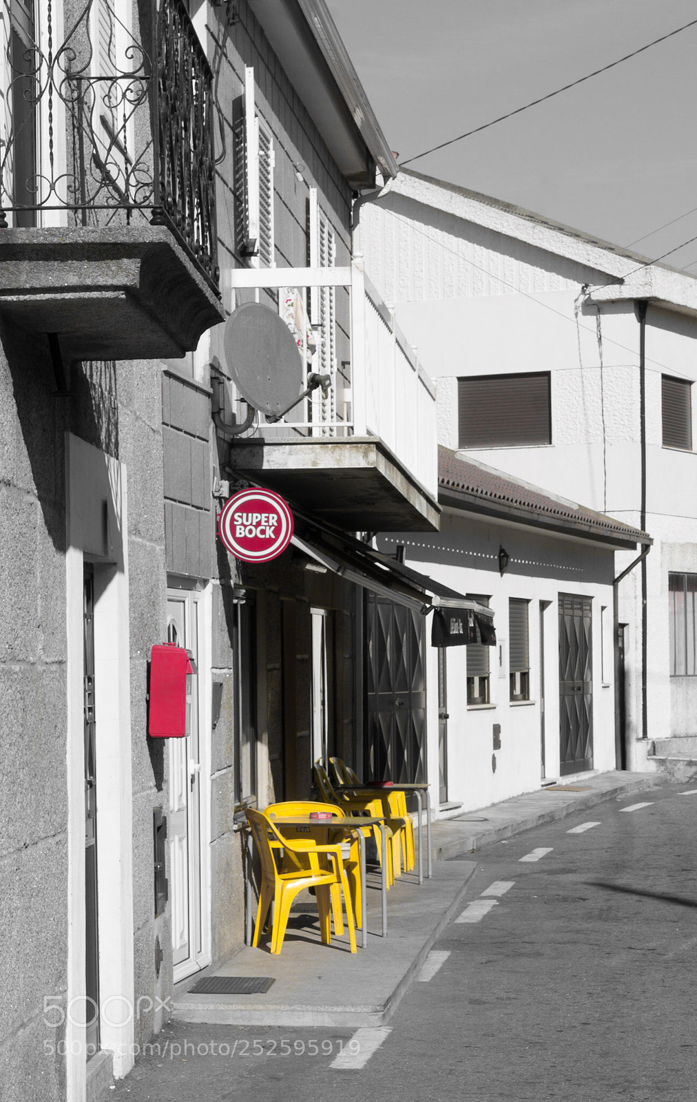 Canon EOS 1100D (EOS Rebel T3 / EOS Kiss X50) sample photo. The colorful café photography