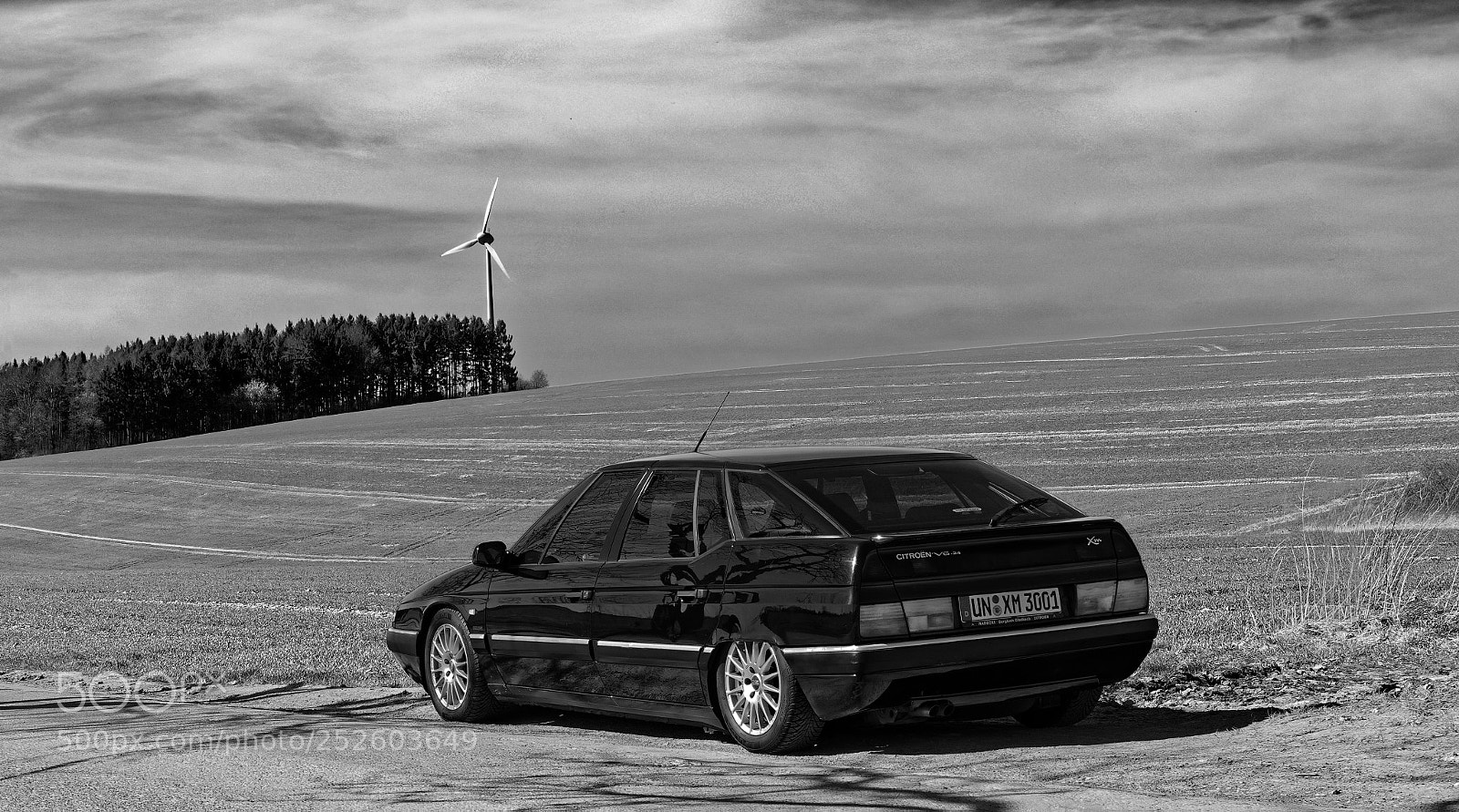 Olympus OM-D E-M1 Mark II sample photo. Black citroen xm v6 photography