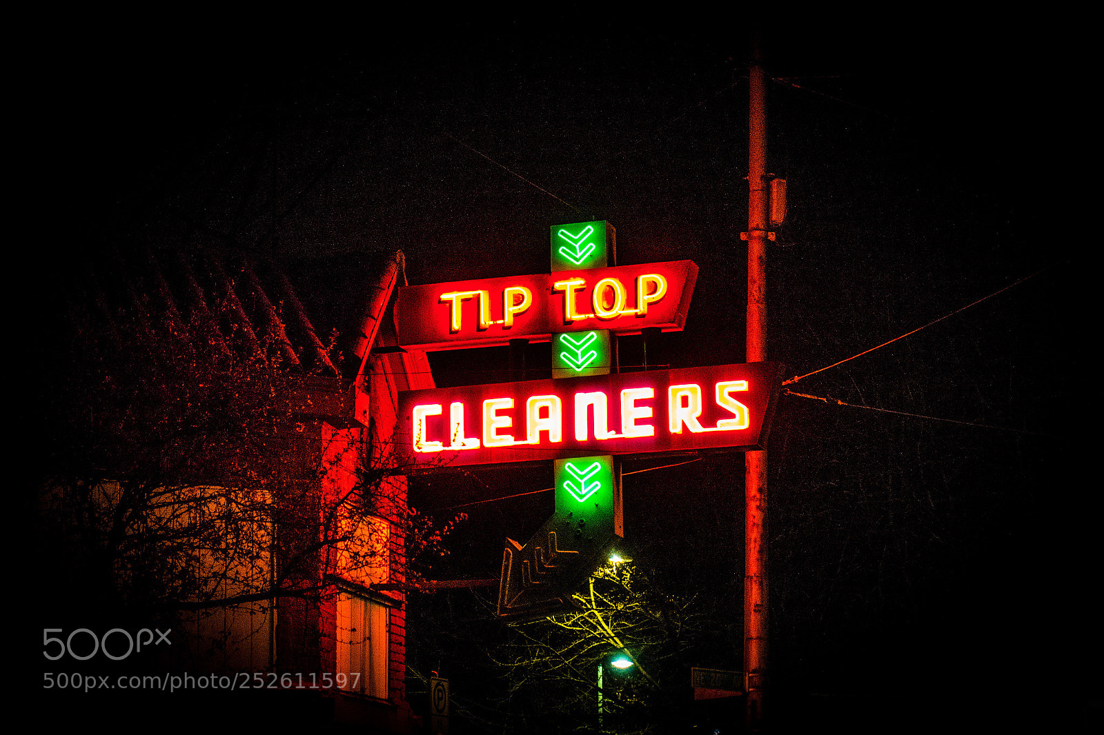 Sony DSC-RX100M5 sample photo. Tip top neon. photography