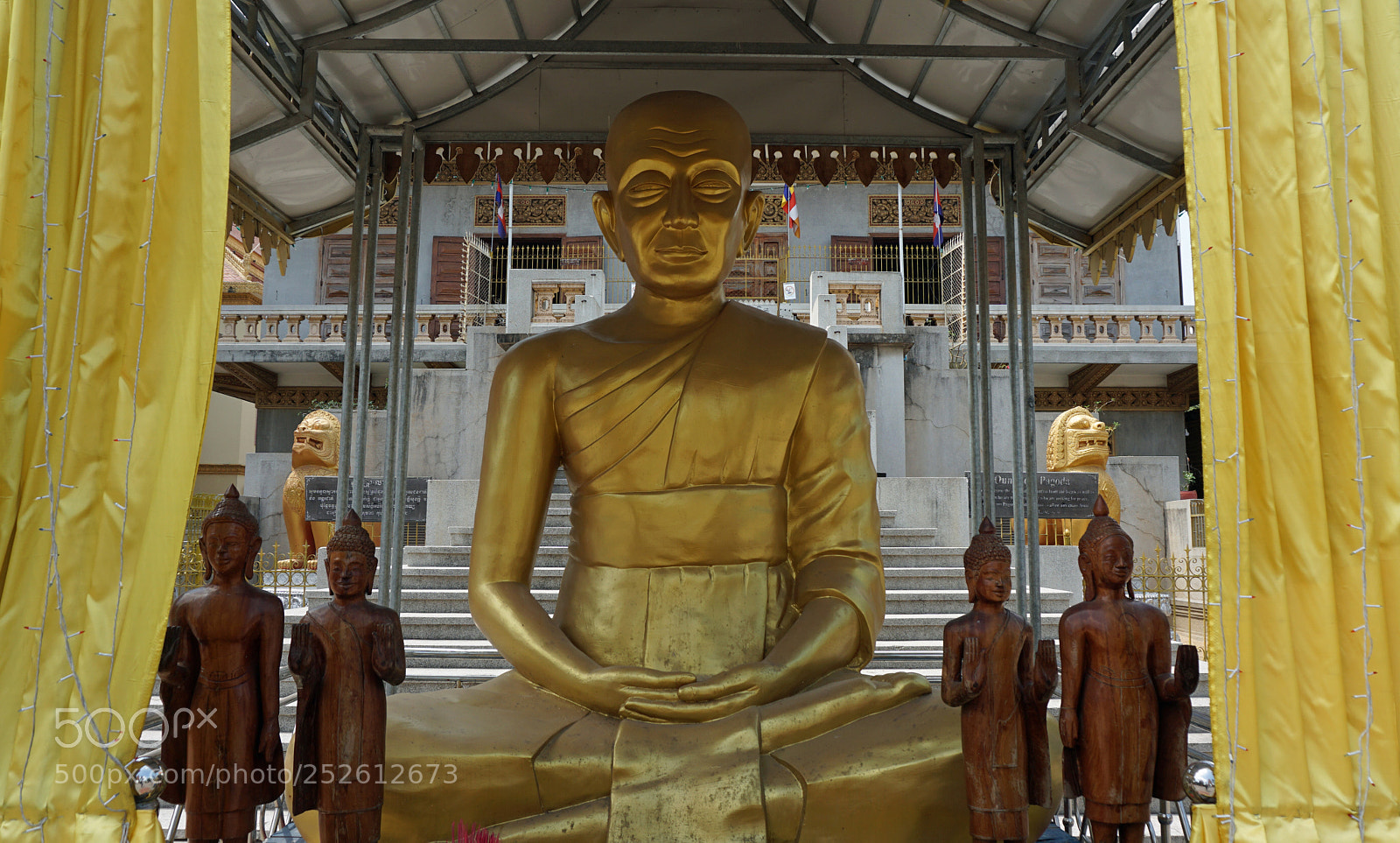 Sony a6000 sample photo. Phnom penh temple photography