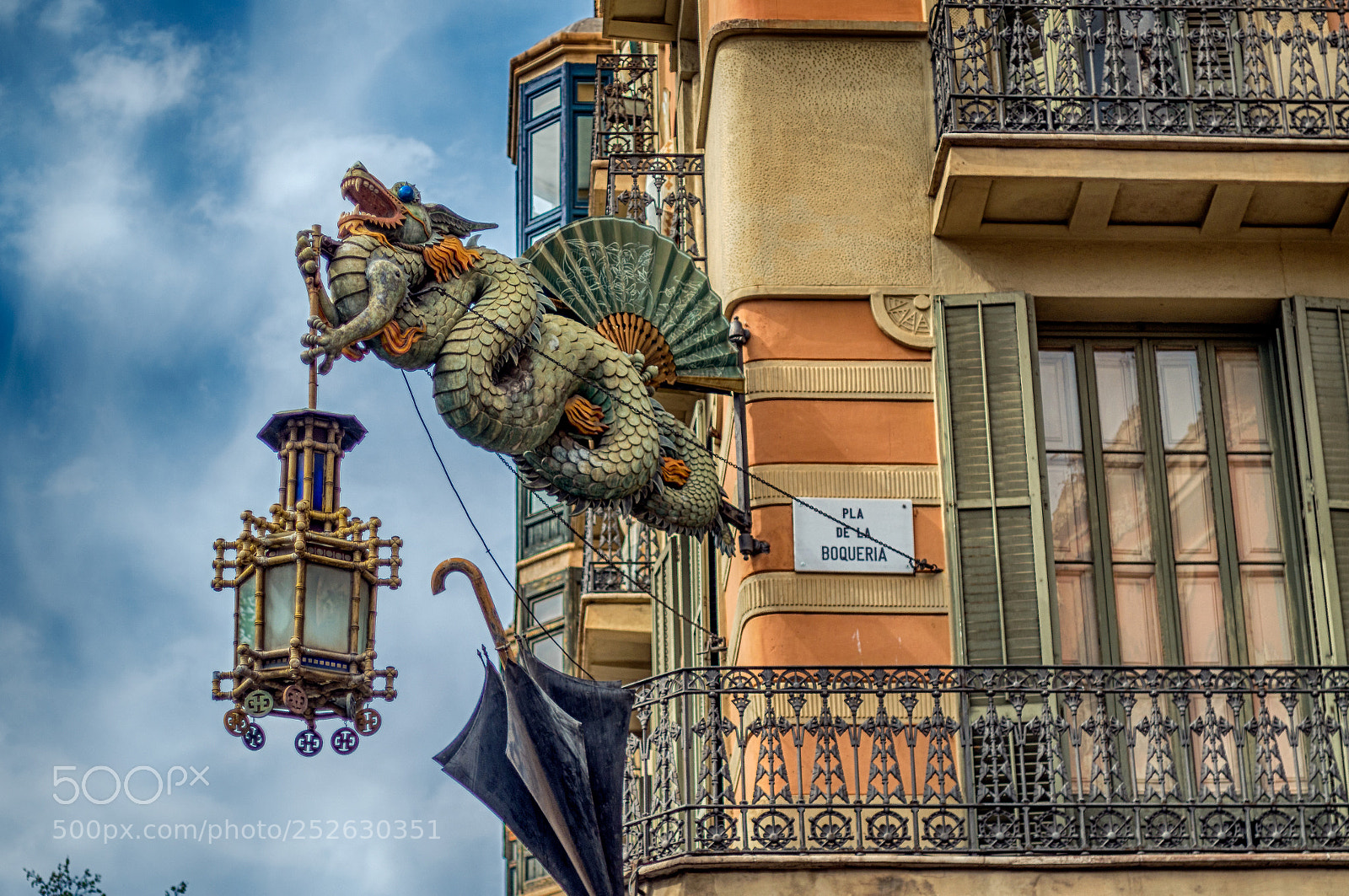 Fujifilm X-A1 sample photo. Detail ramblas building in photography