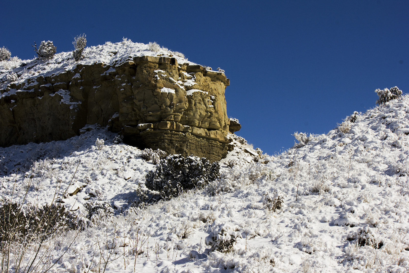 Canon EOS 550D (EOS Rebel T2i / EOS Kiss X4) sample photo. Snowy rock formations pueblo photography