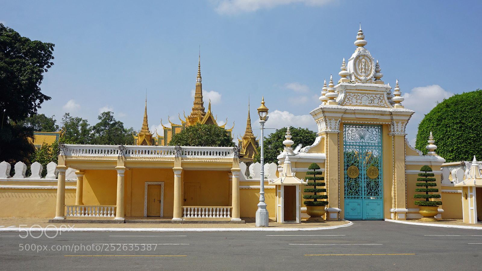 Sony a6000 sample photo. Phnom penh temple photography